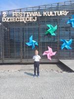 Wiersze, brawa i emocje – Krystian dumnie reprezentował przedszkole!
