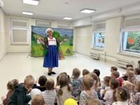 Teatrzyk pt. „O krasnoludkach, babci i kolorowych kulkach”