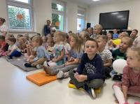 Teatrzyk pt. „O krasnoludkach, babci i kolorowych kulkach”