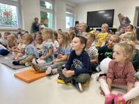 Teatrzyk pt. „O krasnoludkach, babci i kolorowych kulkach”