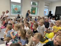 Teatrzyk pt. „O krasnoludkach, babci i kolorowych kulkach”