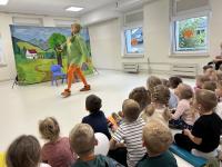 Teatrzyk pt. „O krasnoludkach, babci i kolorowych kulkach”
